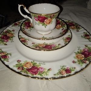 Royal Albert Bone China England "Old Country Roses" China set